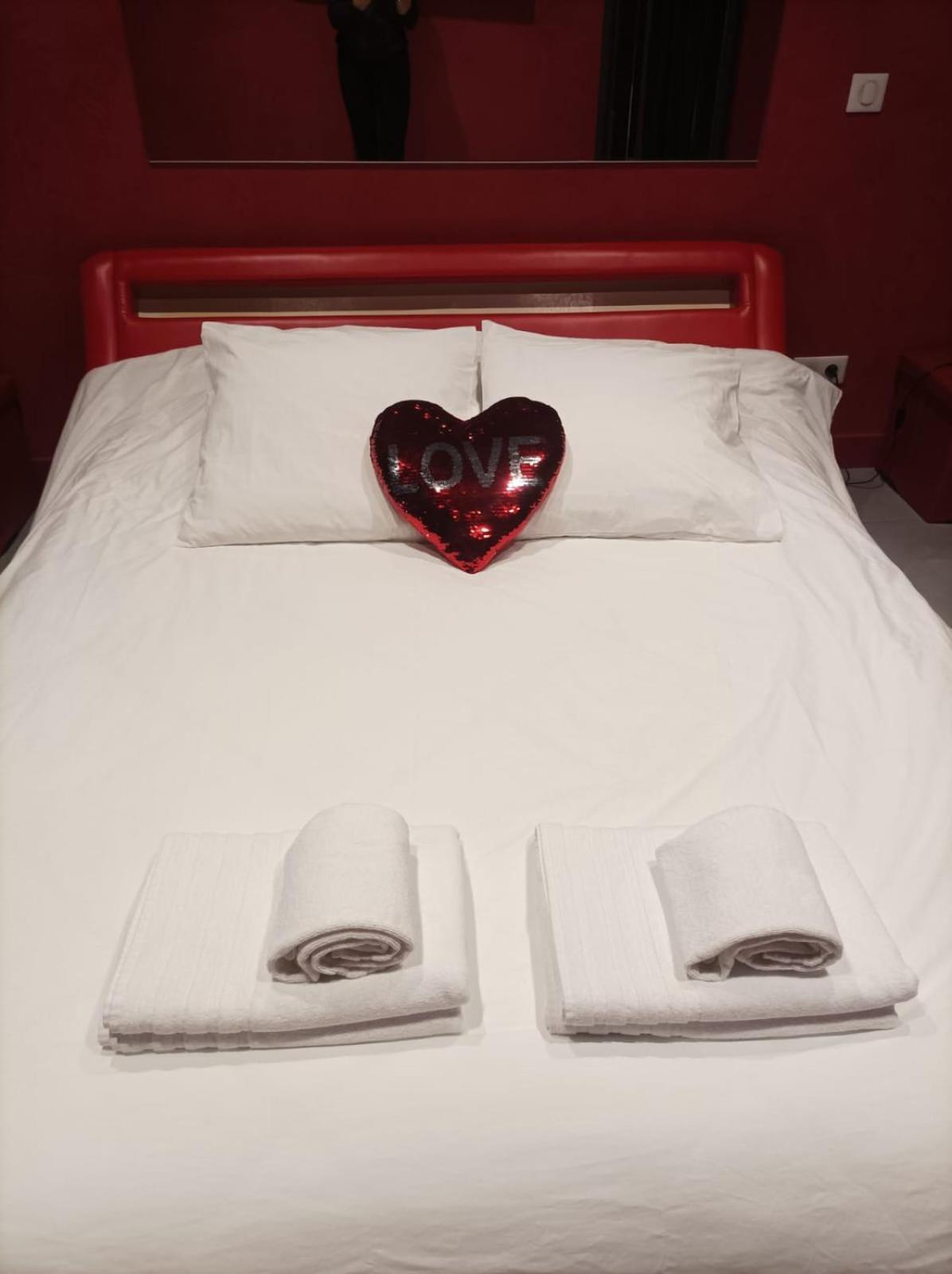 Appartement Balneo Et Sauna Prives The Red Room Mauguio Dış mekan fotoğraf